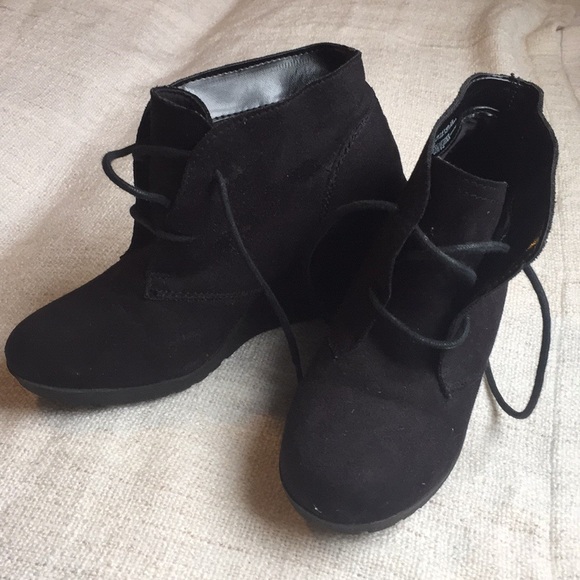 White Mountain Shoes - Women’s 7 Black ankle wedge